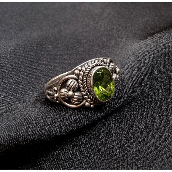 Vintage 925 Sterling Silver Green Peridot Ring Made in Indonesia - Picture 2 of 5